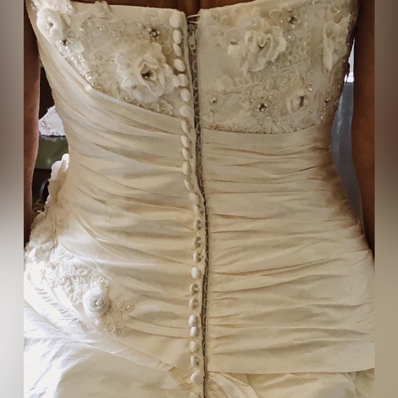 Size 2 petite wedding dress- never worn. Includes bustle and bra cups - Picture 7 of 8